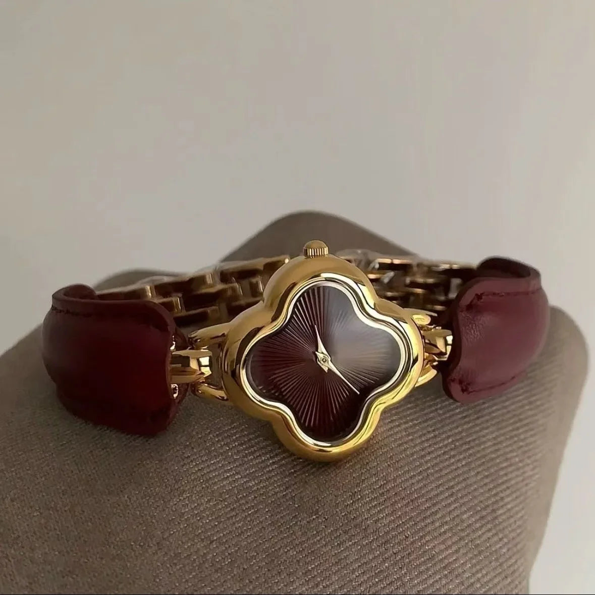 New belt women's watch flower dial fashionable light luxury bracelet, gift for girlfriend, party jewelry