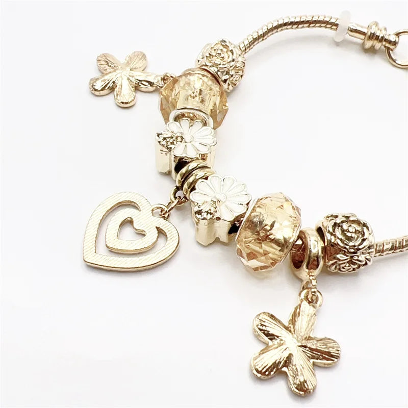 Fashion Golden Alloy Flower Rhinestone Love Shape Pendant Chain Bracelet for Women Daily Wear Jewelry Gift (box Not Included)